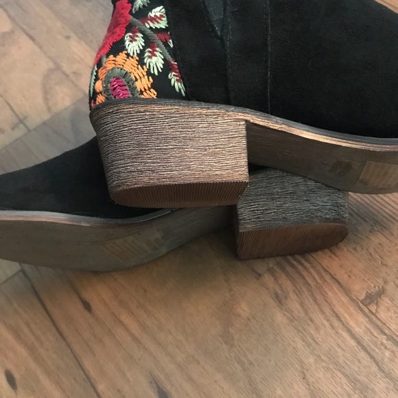 Embroidered Booties - Picture 3 of 3